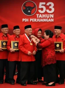 Read more about the article HUT ke-53 PDIP, Megawati Soekarnoputri Memberikan Penghargaan kepada 6 Tokoh Senior Partai PDIP