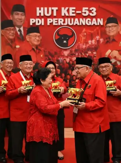 HUT ke-53 PDIP, Megawati Soekarnoputri Memberikan Penghargaan kepada 6 Tokoh Senior Partai PDIP